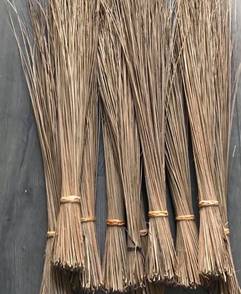 bâtons de nervure de noix de coco , Coconut leaf midribs ou Ekel sticks)
